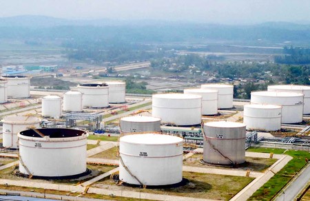Oil tank reservoirs at the Dung Quat Oil Refinery Plant in the central province of Quang Ngai (Photo: SGGP) Oil tank reservoirs at the Dung Quat Oil Refinery Plant in the central province of Quang Ngai (Photo: SGGP)